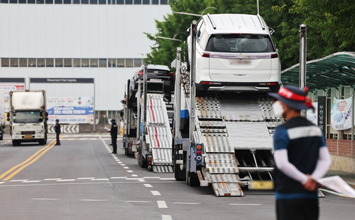 기아 오토랜드 광명 앞에서 집회 벌이는 화물연대. <연합뉴스>